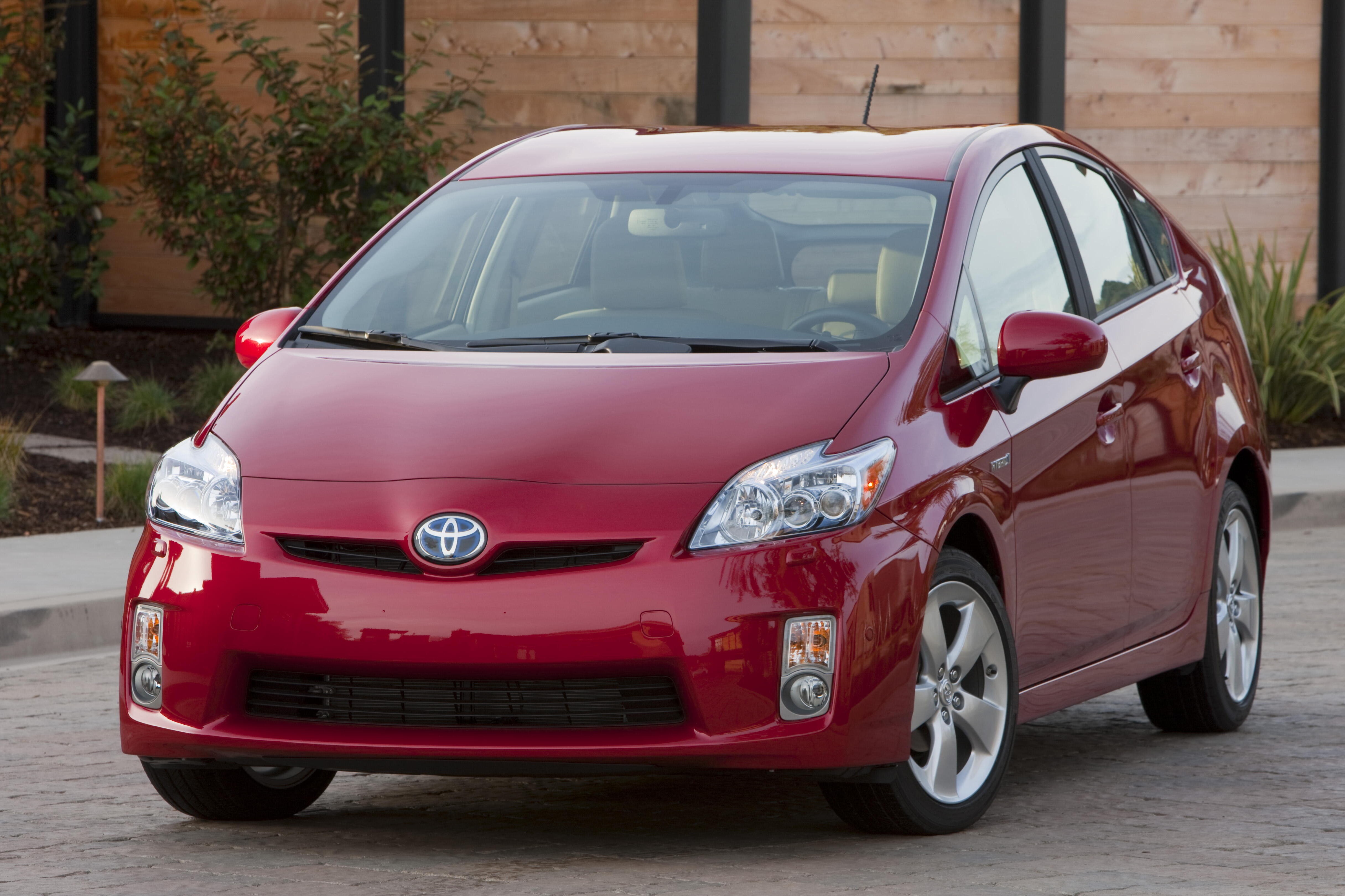 10-toyota-prius-front (1)